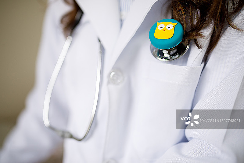 戴着外套和听诊器的医生图片素材