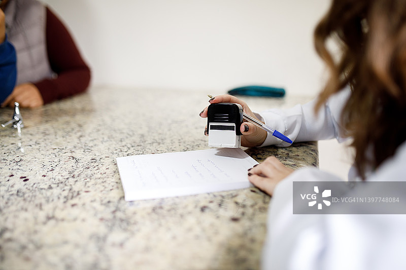 医生在处方上盖章图片素材