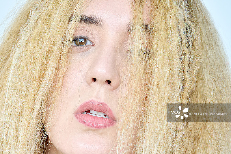 新浪漫复古风格的卷发美女特写图片素材