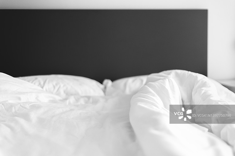 舒适床上柔软的枕头和羽绒被图片素材