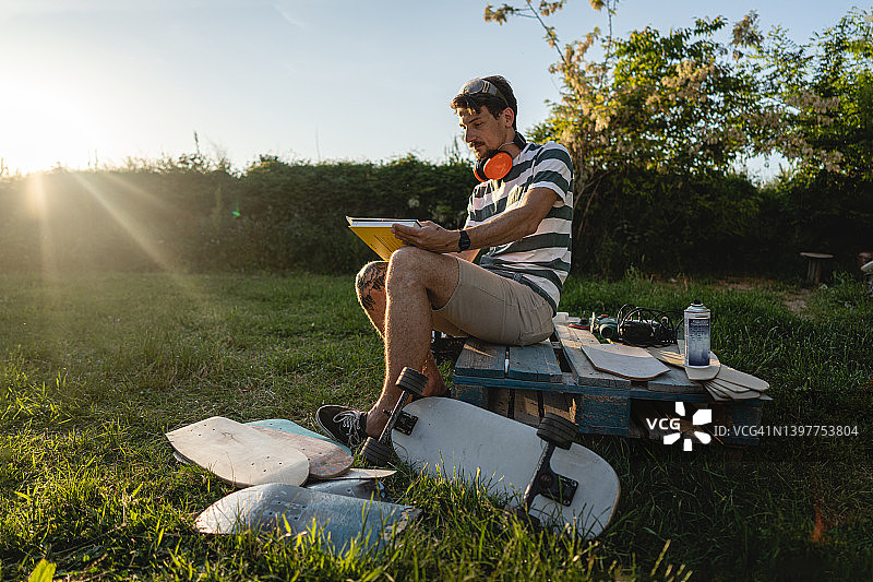 男人在户外工作室素描图片素材