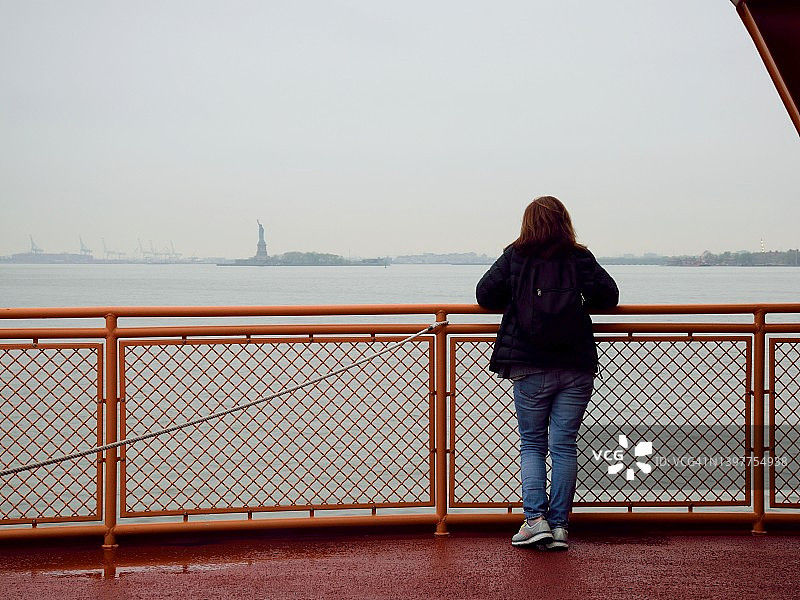 在斯塔滕岛渡轮上的女人图片素材