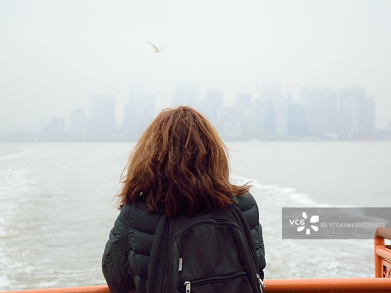 在斯塔滕岛渡轮上的女人图片素材