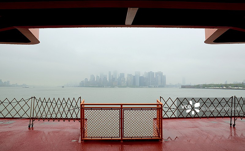 从斯塔滕岛渡轮上看曼哈顿图片素材