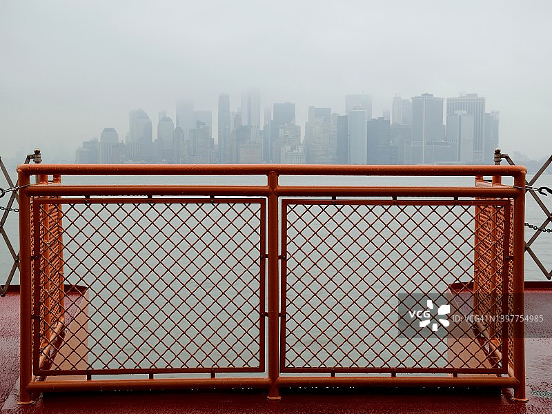 从斯塔滕岛渡轮上看曼哈顿图片素材