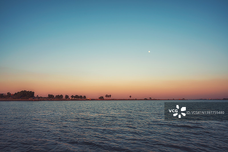 伊拉克阿拉伯河的月亮和日落景色图片素材