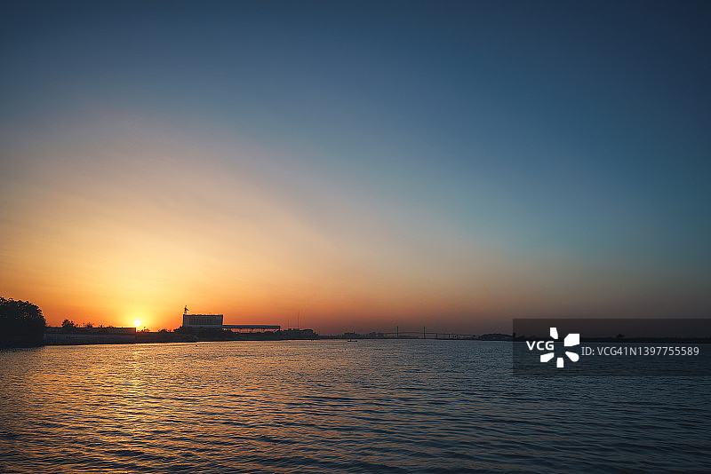 伊拉克阿拉伯河的绚丽日落美景图片素材