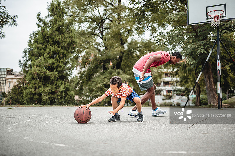 父亲和儿子打篮球图片素材