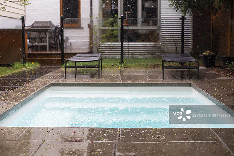 雨落在游泳池上图片素材