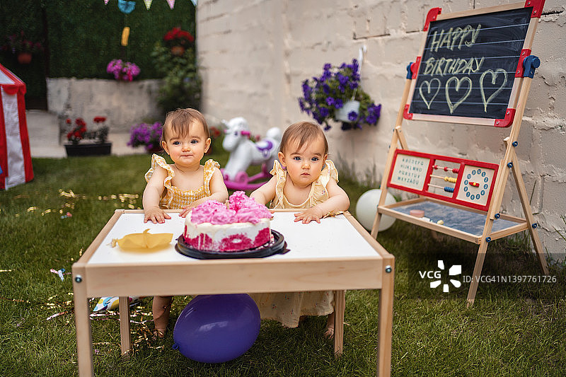 双胞胎姐妹庆祝她们的第一个生日图片素材