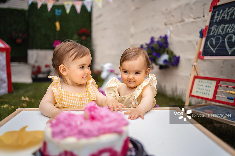 双胞胎姐妹庆祝她们的第一个生日图片素材