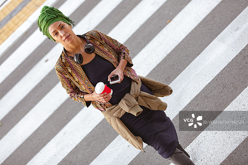 美丽的年轻女子在户外图片素材