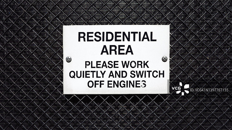 伦敦：住宅区请保持安静，关闭发动机提示牌图片素材