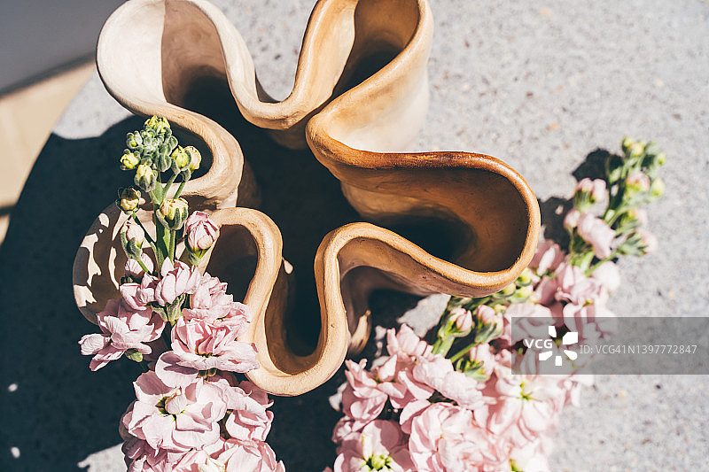 嫩手工陶瓷花瓶与粉色丁香花图片素材