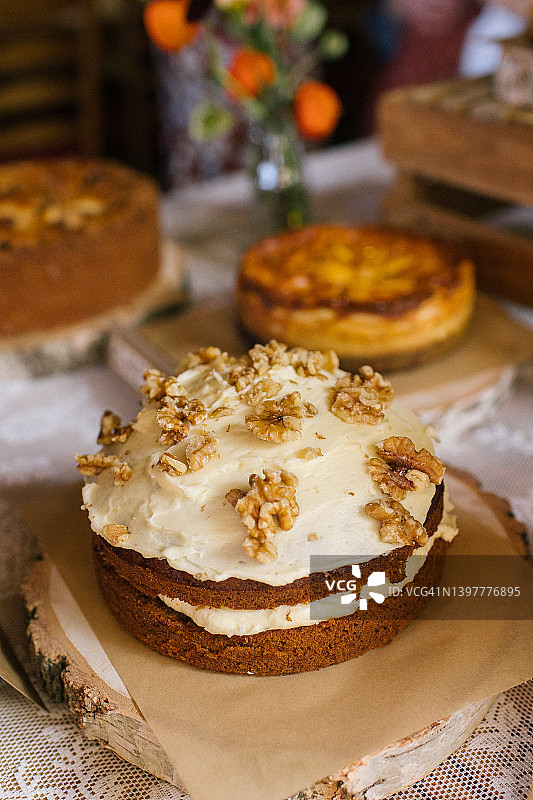 糖霜核桃顶胡萝卜蛋糕图片素材