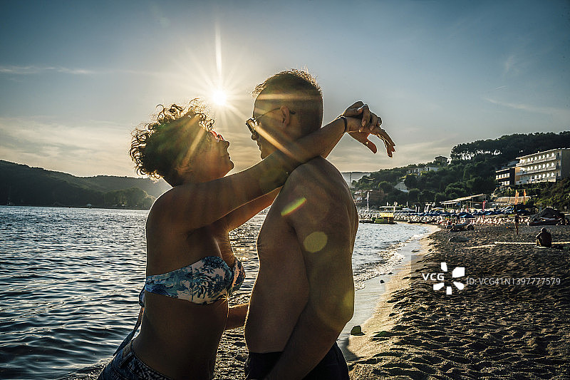 海滩上的浪漫情侣图片素材