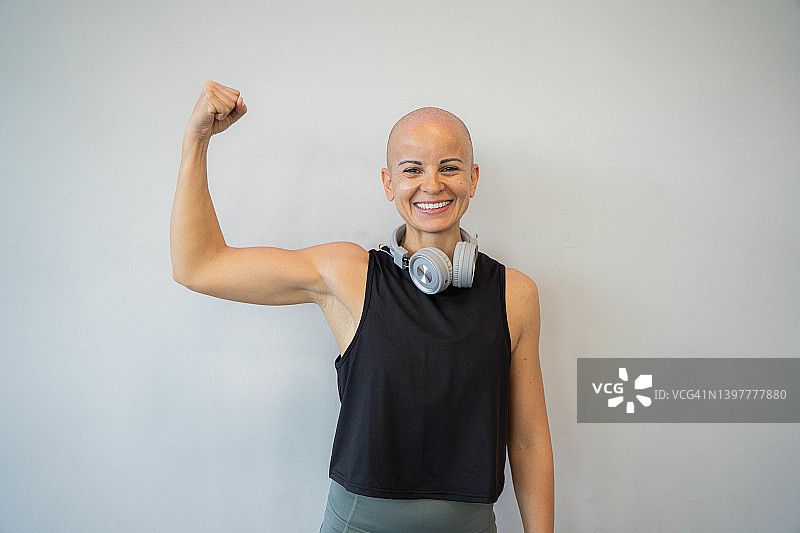 女人笑着看向镜头，展示肱二头肌图片素材