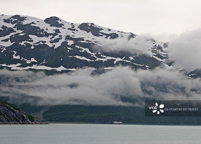 远处的山脉附近的邮轮图片素材