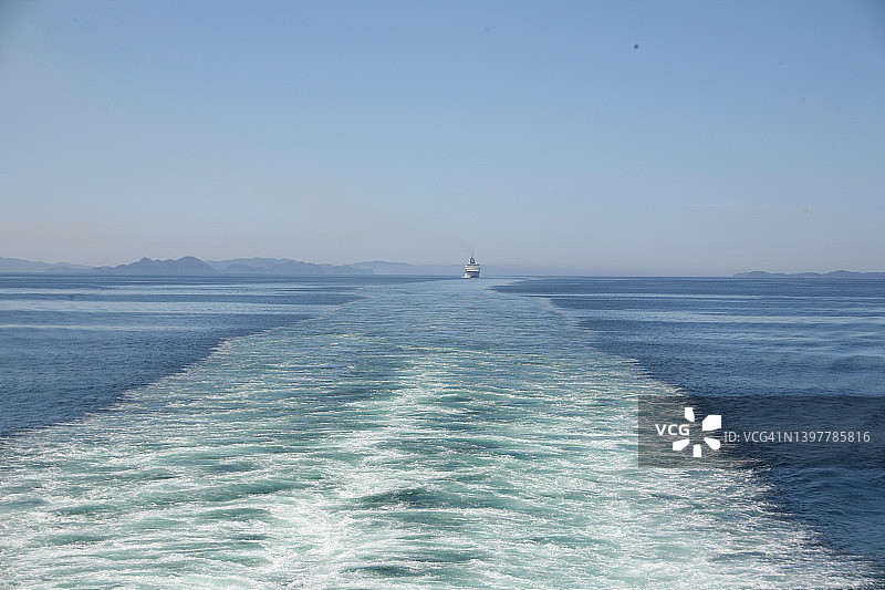 远处航行的船只图片素材