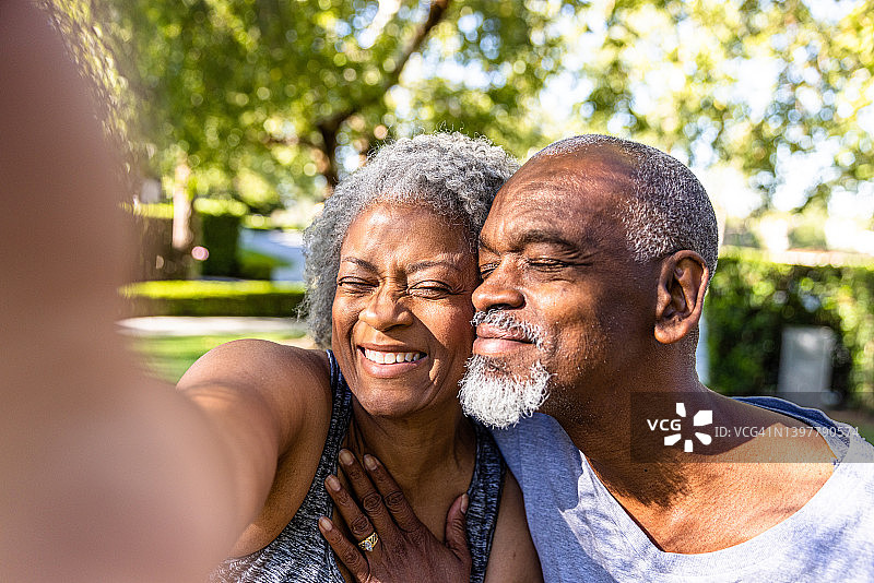 在公园自拍的年长黑人夫妇图片素材