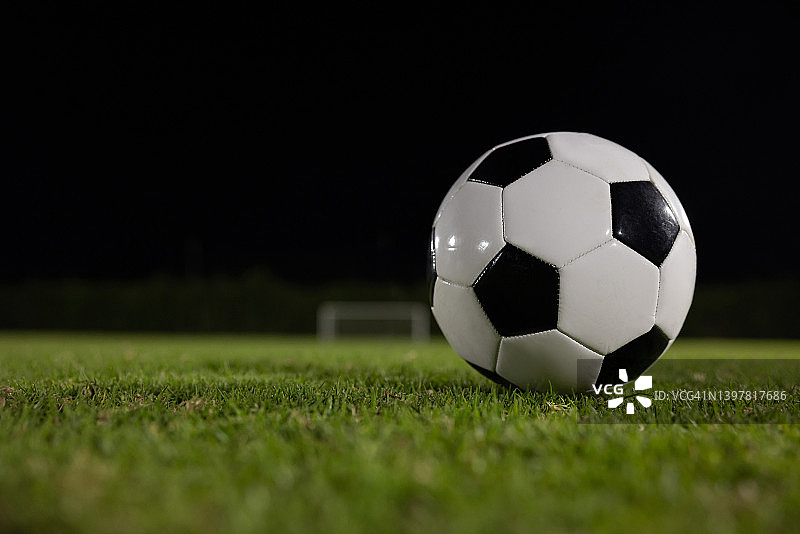 足球场上的足球图片素材