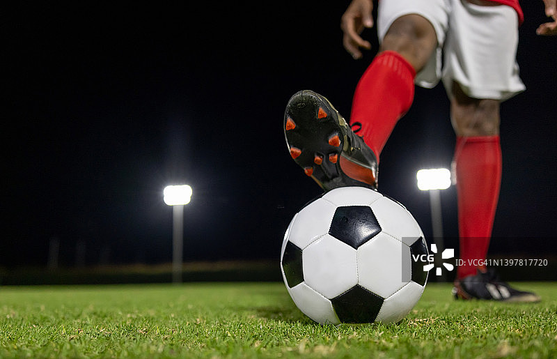 特写：足球运动员准备在球场上踢球图片素材