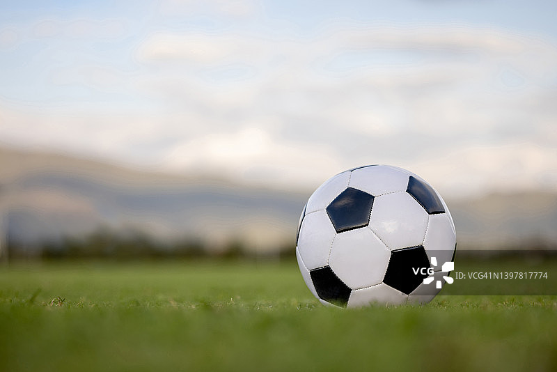 球场地板上的足球图片素材