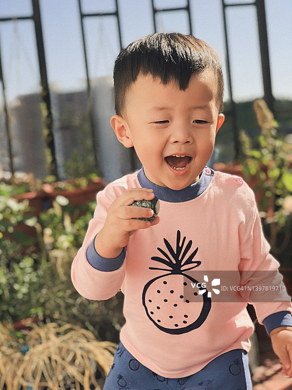 在户外玩耍的小男孩图片素材