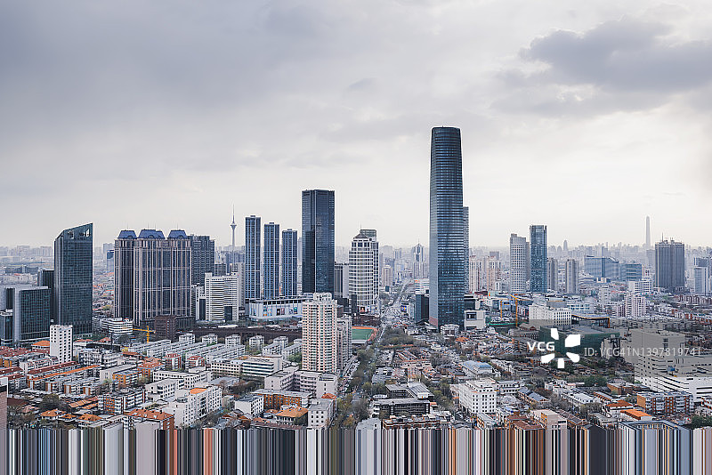 云层下的现代城市景观图片素材