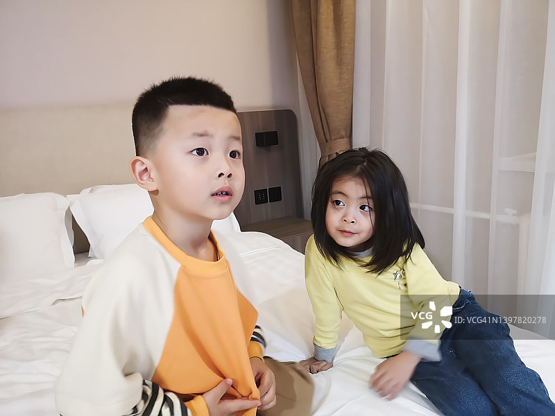 兄妹坐在床上图片素材