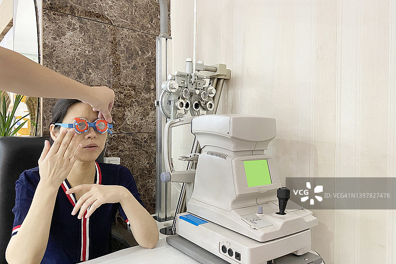 女人检查视力图片素材