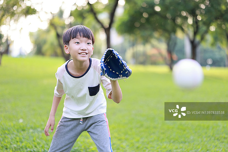 少年打棒球图片素材