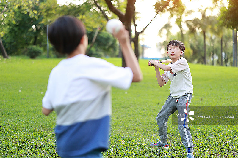 少年打棒球图片素材
