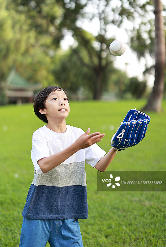 少年打棒球图片素材