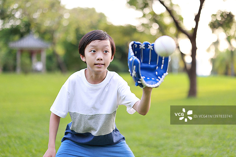 少年打棒球图片素材