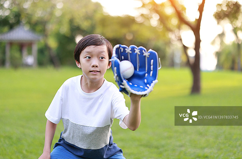 少年打棒球图片素材