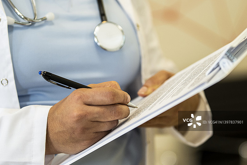 医生在矫正医疗机构手写记录图片素材