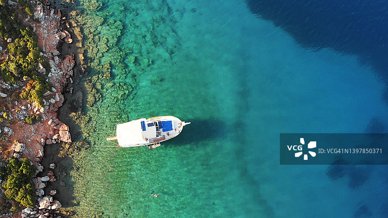土耳其地中海沿岸海湾中的船图片素材