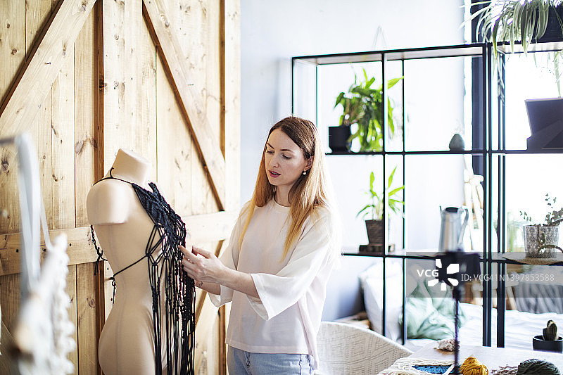 年轻女人制作流苏课程教程图片素材