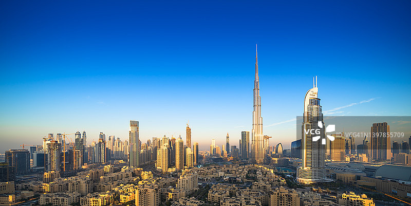 迪拜日出时分的现代城市天际线和城市景观俯视图图片素材