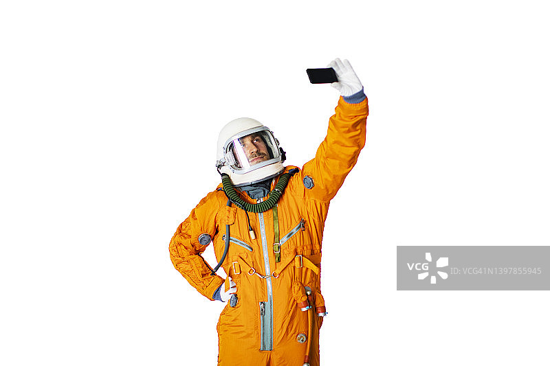 身穿宇航服的年轻男子自拍图片素材