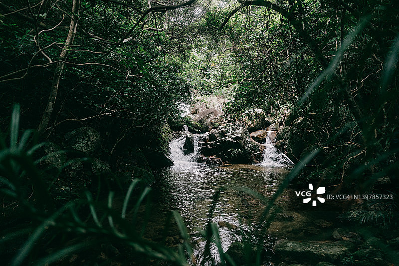 日本冲绳雨林瀑布图片素材