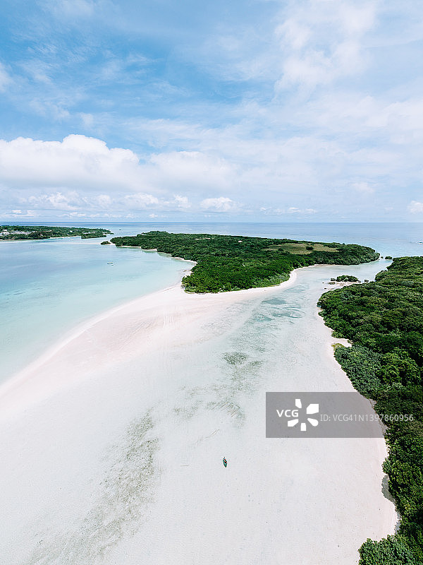 冲绳县石垣岛热带岛屿海滩鸟瞰图图片素材