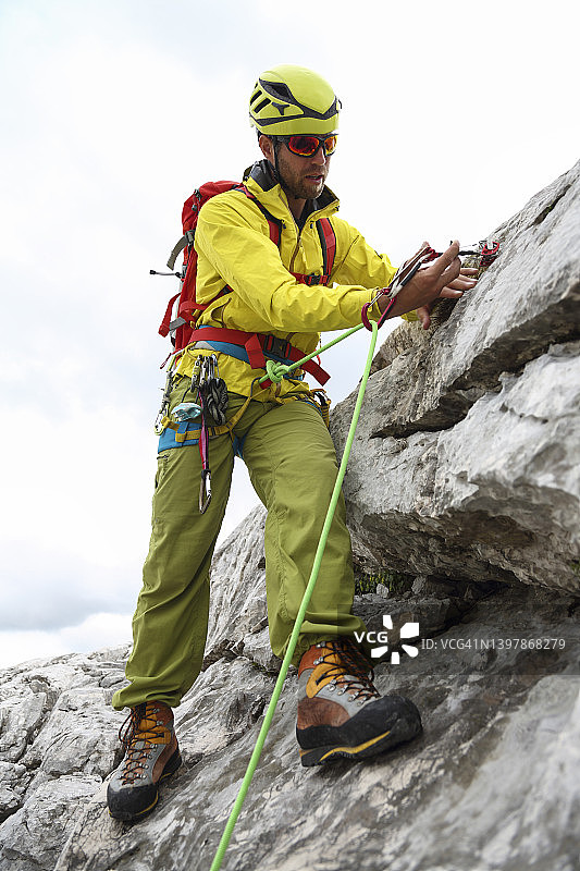 将保护绳固定到岩石上图片素材