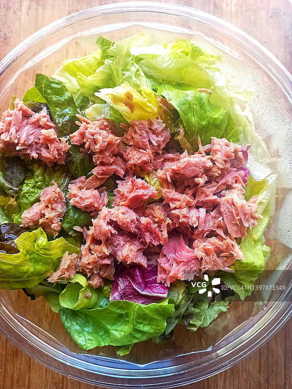 预包装的金枪鱼沙拉配红洛拉和萝卜图片素材