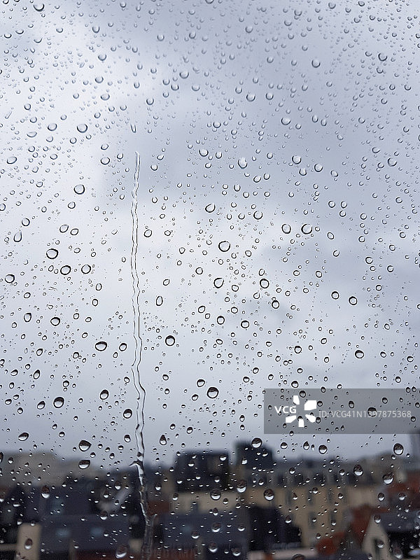 下雨天，最好待在家里图片素材