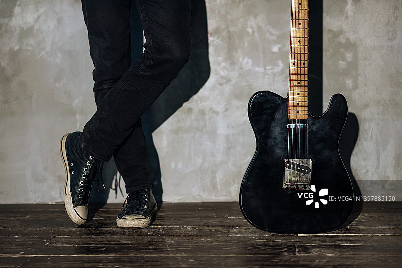 摇滚吉他手的腿部特写，无法辨认图片素材