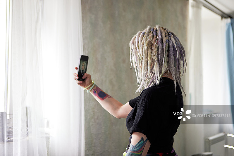 留着脏辫自拍的女人图片素材