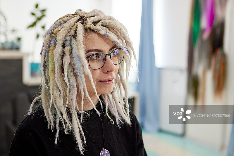 发廊：编织非洲辫图片素材