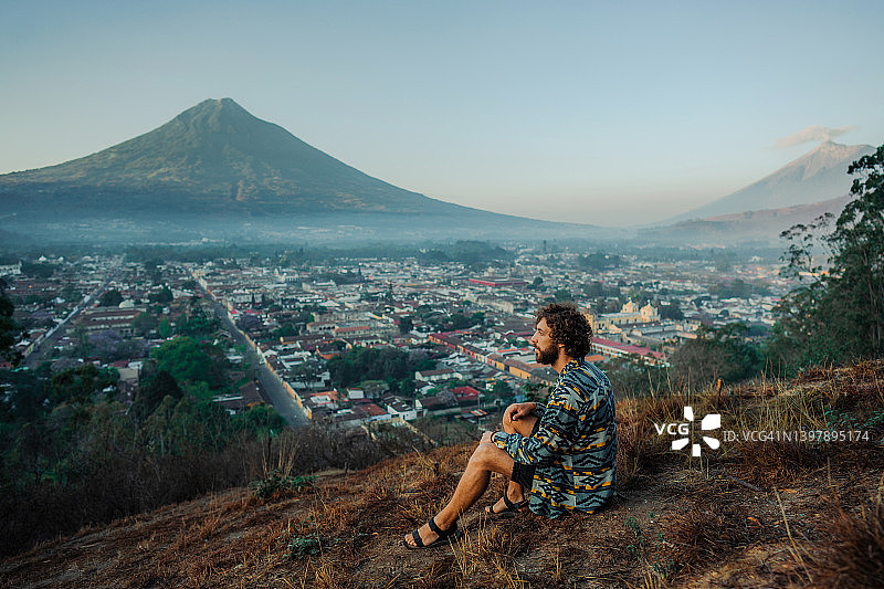在危地马拉火山背景下的男人图片素材